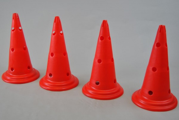 4 Markierungskegel, 50cm, m. Löchern